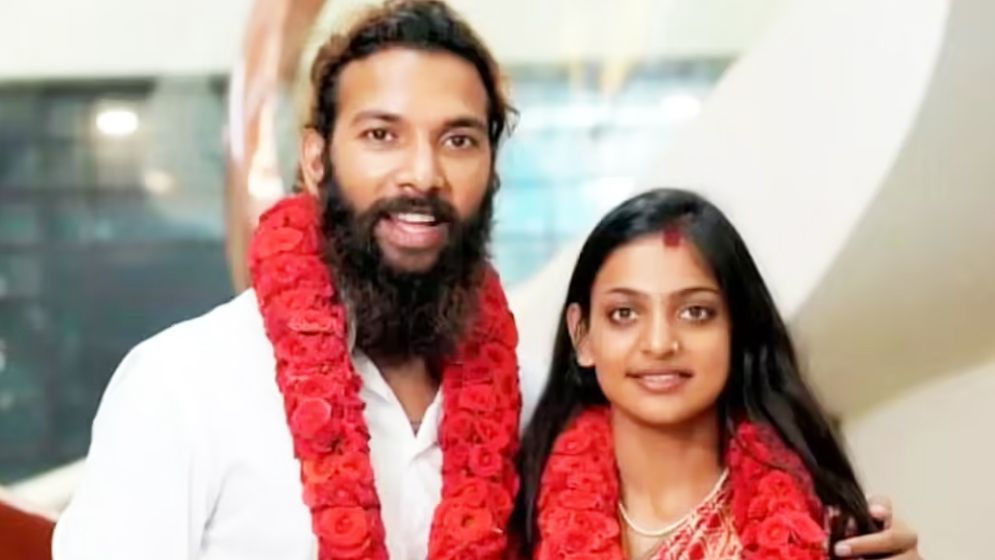 ভিন্ন ধর্মের ছেলেকে বিয়ে, আলোচনায় মহাকুম্ভের সেই মোনালিসা