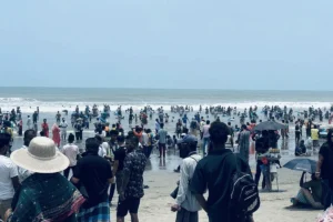 ঈদের ছুটিতে পর্যটকে মুখর কক্সবাজার সমুদ্রসৈকত