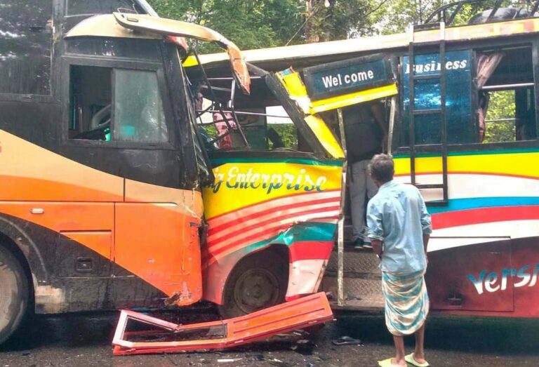 রামুর খুনিয়াপালংয়ে যাত্রীবাহী দুই বাসের মুখোমুখি সংঘর্ষ!