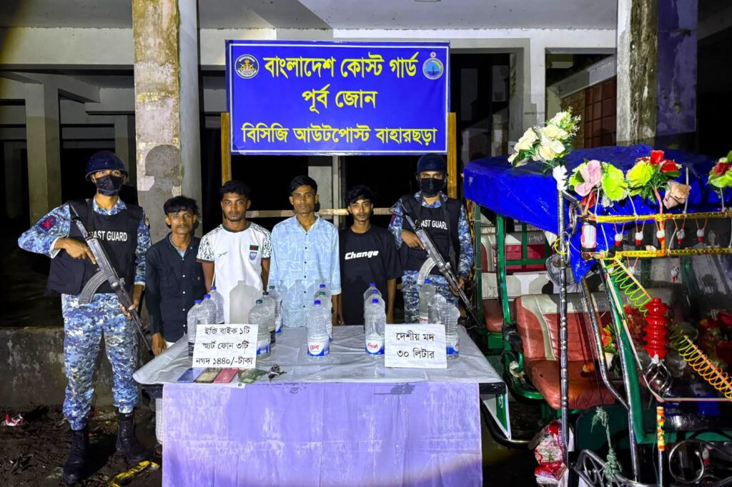 টেকনাফের বাহারছড়ায় দেশীয় মদসহ চারজন আটক
