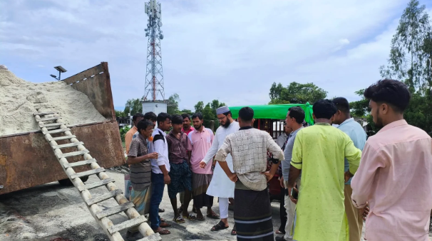 পেকুয়ায় সড়ক অবরুদ্ধ করে লবণবোঝাই, ট্রাকচালককে জরিমানা