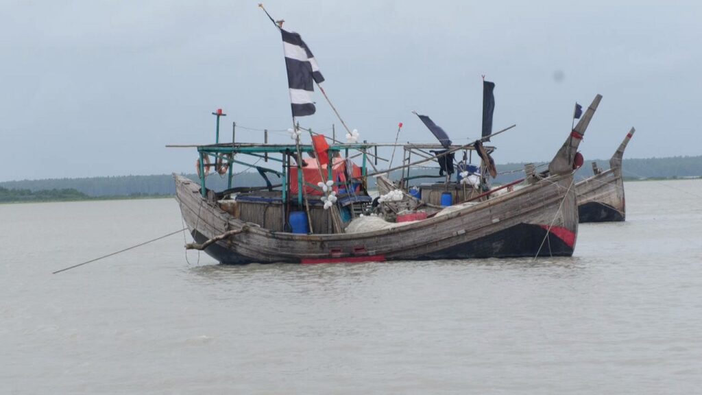 ২২ দিনের নিষেধাজ্ঞা, নদী ছাড়ছেন জেলেরা