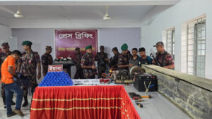 নাফ নদীতে ডুবন্ত কন্টেইনারে ইয়াবাপাচার ২ লাখ ২০ হাজার ইয়াবা, অস্ত্র ও গুলিসহ ৩ পাচারকারী আটক